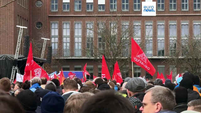 Работники Volkswagen бастуют из-за планов по сокращению зарплат и закрытию заводов