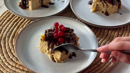 Helado con plátano caramelizado y chocolate fundido