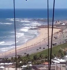 Homem é resgatado por helicóptero após pular no mar em praia do Costa Azul