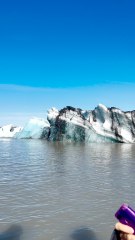 Van en travesía por los glaciares de Islandia y un iceberg cobra vida delante de ellos