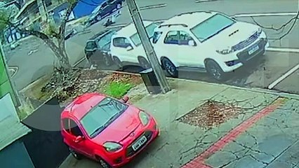 Câmera flagra acidente entre motocicleta e carro no Centro de Cascavel