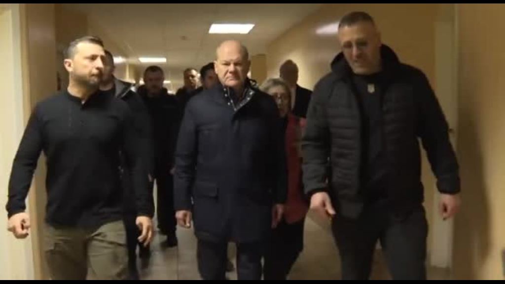 Video La visita a sorpresa a Kiev, Scholz assicura sostegno in armi