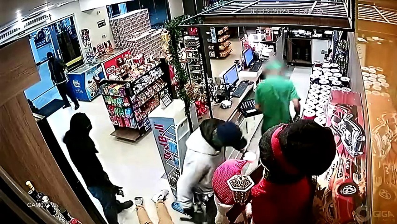 Câmara de segurança flagra assalto em posto de...