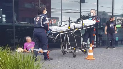 Homem caído em via pública é socorrido pelo Samu no Centro de Cascavel