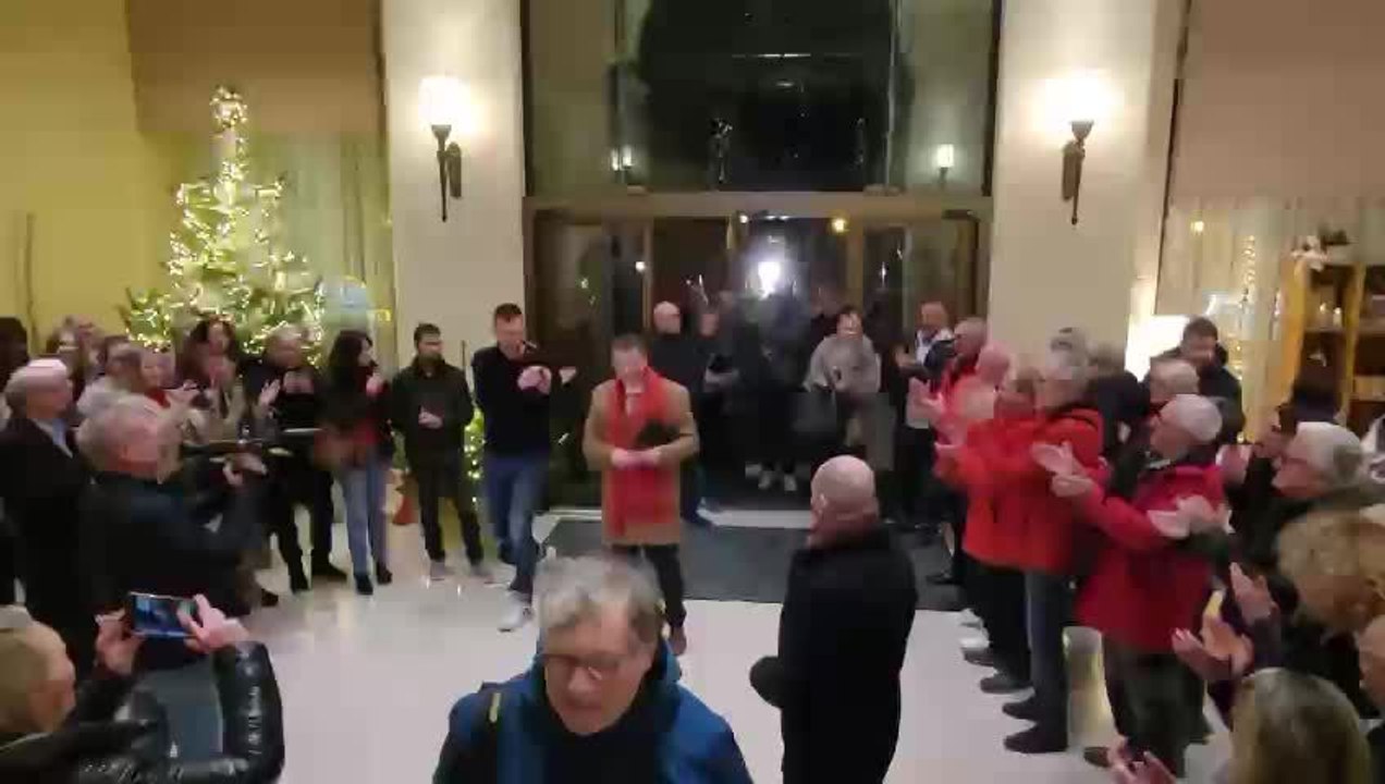 Haie d'honneur et ovation pour Paul-Olivier Del...