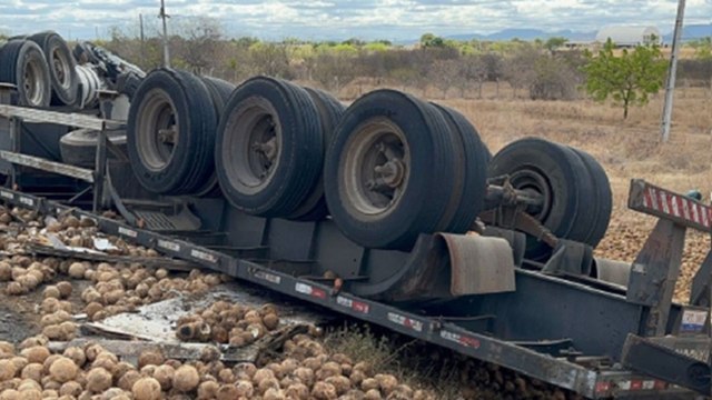 Caminhão tomba carregado com cocos na BR-230, motorista fica ferido e é socorrido para HRS