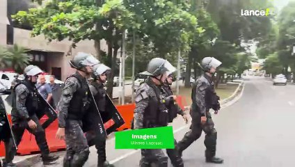Polícia se aproxima de manifestantes no Parque São Jorge