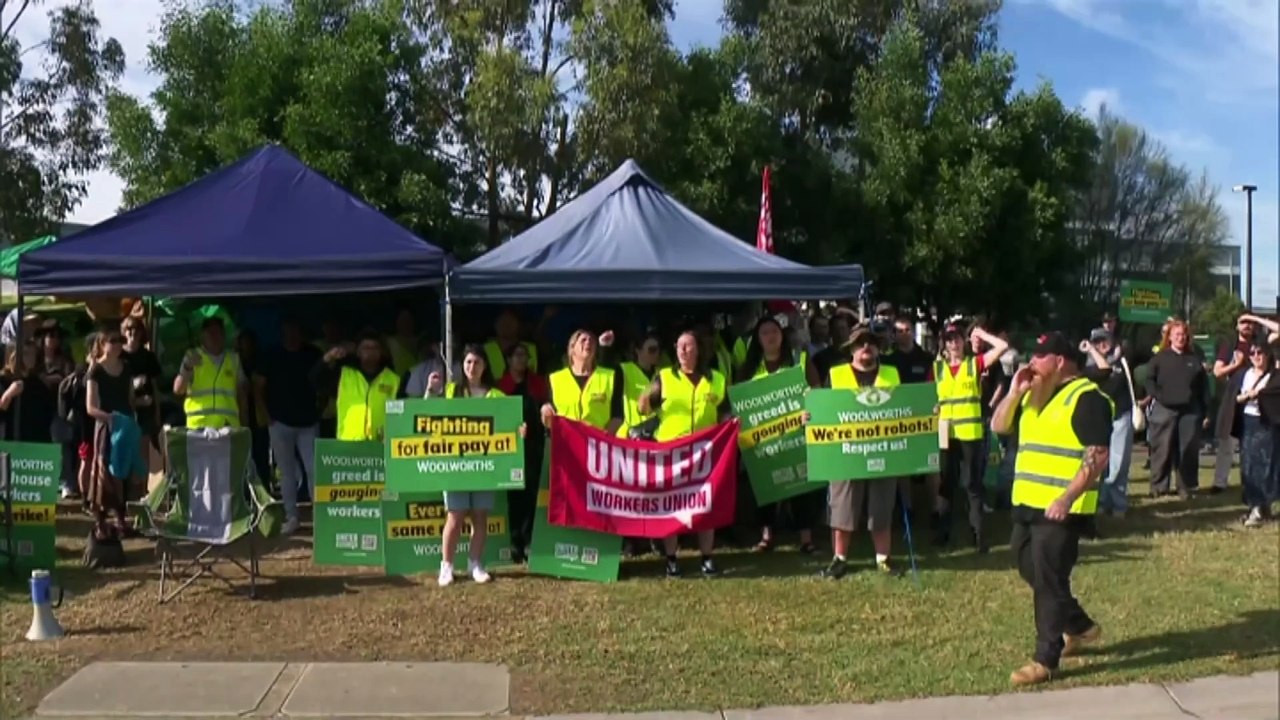 Woolworths distribution centre workers continue strike for fairer conditions