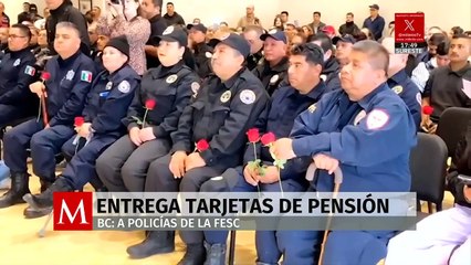 Por primera vez en la historia de Baja California, entregan tarjetas de pensión a policías