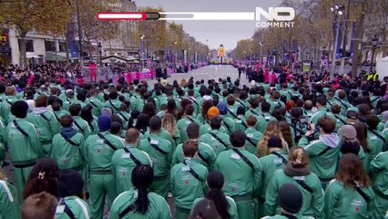Les fans de Squid Game dans un " 1, 2, 3 Solieil" géant sur les Champs-Elysées