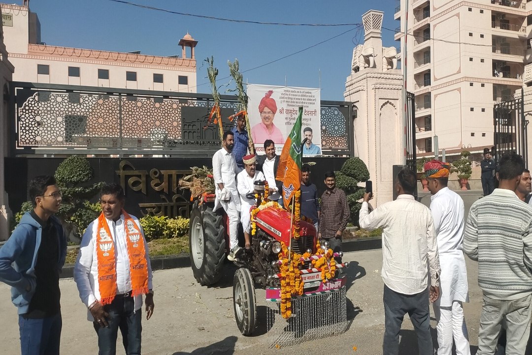 जयपुर: विधानसभा में इस खास अंदाज में पहुंचे नव निर्वाचित विधायक, स्पीकर वासुदेव देवनानी ने दिलाई शपथ