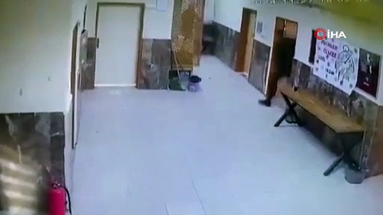 Adana’da öğretmene şiddet!  Okulu bastı, tekme yumruklarla saldırdı!
