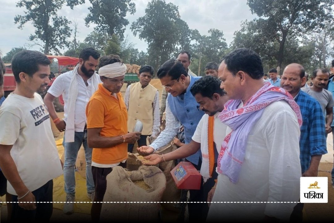 CG Dhan Kharidi: धान खरीदी केंद्र पहुंच धान का वजन करते नजर आए पूर्व मंत्री, देखें VIDEO