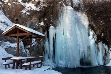 Sarıkayalar Şelalesi'nin kış güzelliği: Sarkıtlar 10 metreyi aştı!