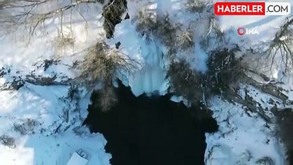 Bayburt'ta Buz Tutan Sırakayalar Şelalesi Kartpostallık Görüntüler Sunuyor