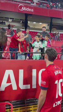 Aimar Oroz no podía creerse lo de estos dos niños: la viral manera de decidir quién se quedaba su camiseta
