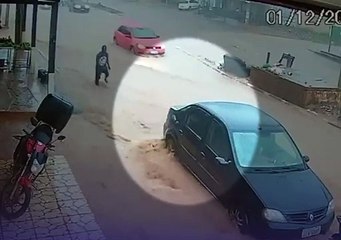 Mulher arrastada, cheias Brasil