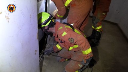 DANA: así limpian los bomberos los ascensores afectados en Valencia