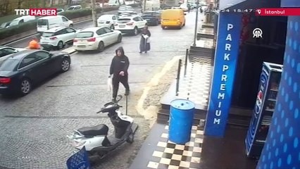 Geri manevra yapan minibüs, yayaya işte böyle çarptı
