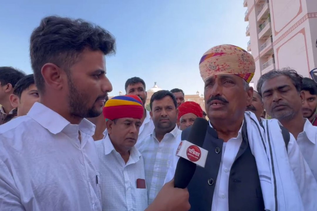 खींवसर के विधायक रेवंतराम डांगा ट्रैक्टर से पहु...