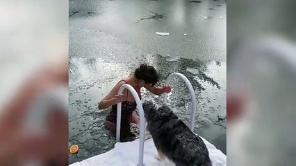 Eski Victoria’s Secret meleği buz tutmuş göle girdi!