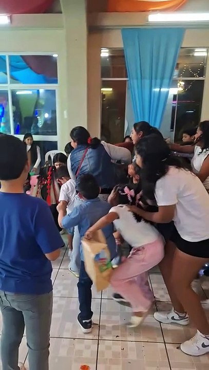 Se desató el caos: Invitados se llevan por delante a un payasito durante la piñata de un cumpleaños 