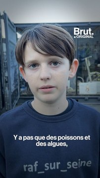 Ce jeune garçon remonte et expose les déchets jetés dans la Seine
