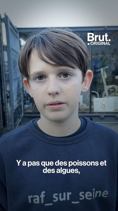 Ce jeune garçon remonte et expose les déchets jetés dans la Seine