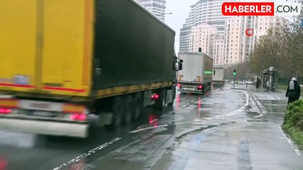 Kırmızı ışıkta geçen tır 2 üniversiteli kızı ağır yaraladı