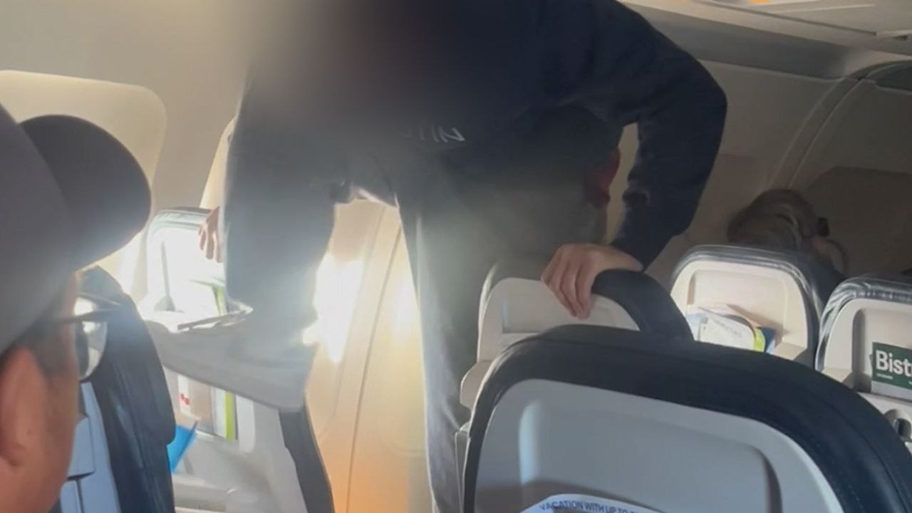 Schockierendes Video zeigt Mann, der wiederholt gegen den Sitz eines Passagierflugzeugs tritt