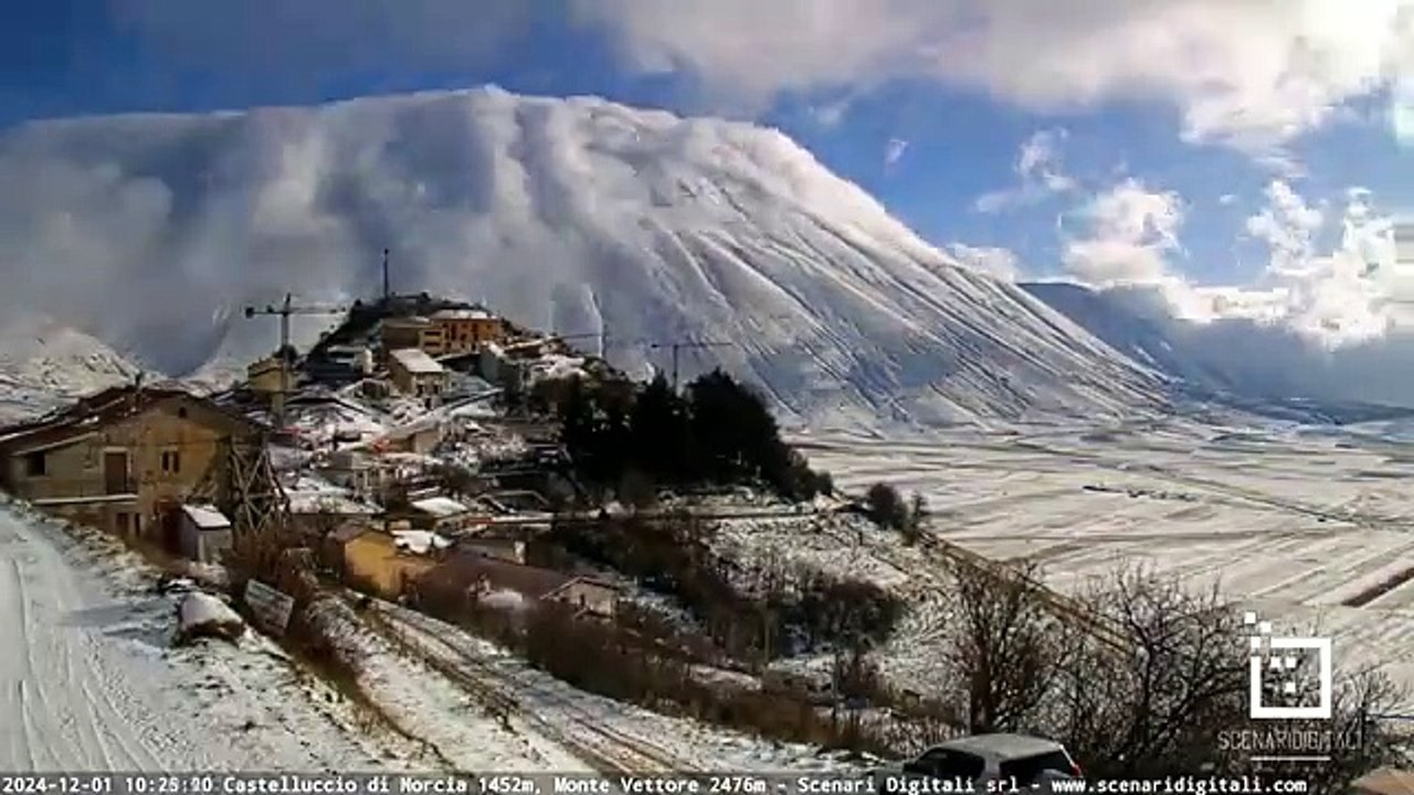 Umbria, i Monti Sibillini si colorano di bianco: ecco la neve a Castelluccio di Norcia
