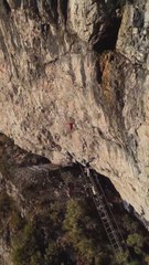 Ni montañas rusas ni shows: la escalera gigante suspendida a 1500 metros que se convierte en la atracción top de su país