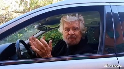 Grillo sul carro funebre: "Movimento ? morto, fatevi vostro simbolo"