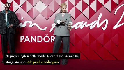 Anatomia del mullet punk di Rita Ora ai British Fashion Awards