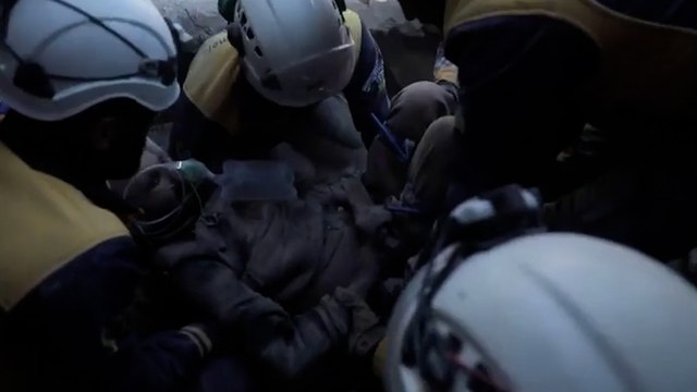 Los Cascos Blancos rescatan a civiles de entre los escombros en Siria