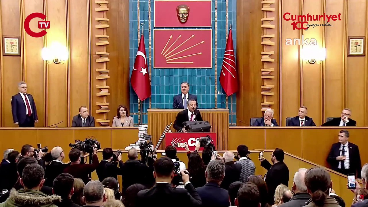 Özgür Özel'den Bahçeli'ye görülmemiş yanıt! Önce kağıdı yırttı, sonra valizi çıkardı: 'Devlet Bey'e hediyem olsun...'