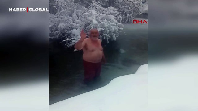 Soğuk havaya aldırış etmiyor, 70 yaşında, buz tutan Kelkit Çayı’nda yüzüyor