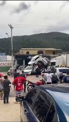 Caminhão desgovernado causa acidente grave envolvendo nove veículos
