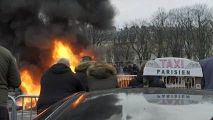 Paris : 500 taxis en colère manifestent près de l'Assemblée nationale