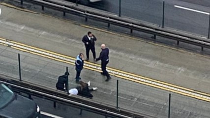 Metrobüste facia: Yolcu, tutunduğu kapıyla sürüklendi