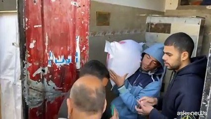 Gaza, l'UNRWA distribuisce aiuti alle famiglie a Khan Yunis