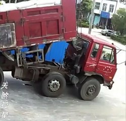 Video: Un conductor pierde la vida al ser aplastado por la chata de su camión. Foto: Captura de pantalla