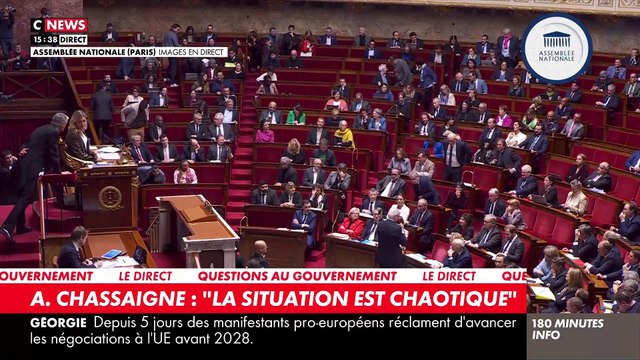 Incident à l'Assemblée Nationale lorsque Michel Barnier souhaite rendre hommage à l’ancien député-maire de Saint-Malo René Couanau qui vient de décéder - Yaël Braun-Pivet furieuse contre les députés de gauche: C'est scandaleux!