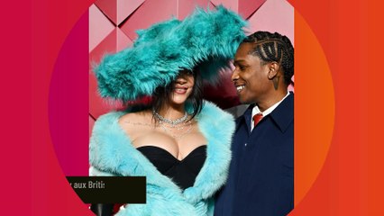 Rihanna surprend dans une tenue en fourrure bleue et un chapeau XXL lors des British Fashion Awards 2024