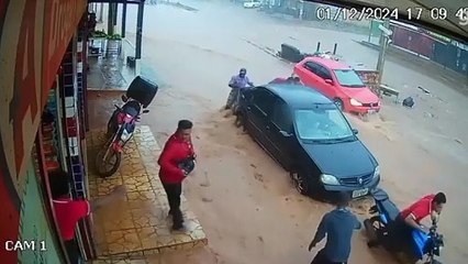 VÍDEO: mulher é arrastada por enxurrada