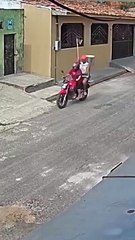 La reacción de dos hombres en una moto que fueron impactados por una bicicleta 