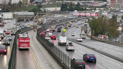 Metrobüste faciadan dönüldü: Yolcu, araçtan yola fırladı!