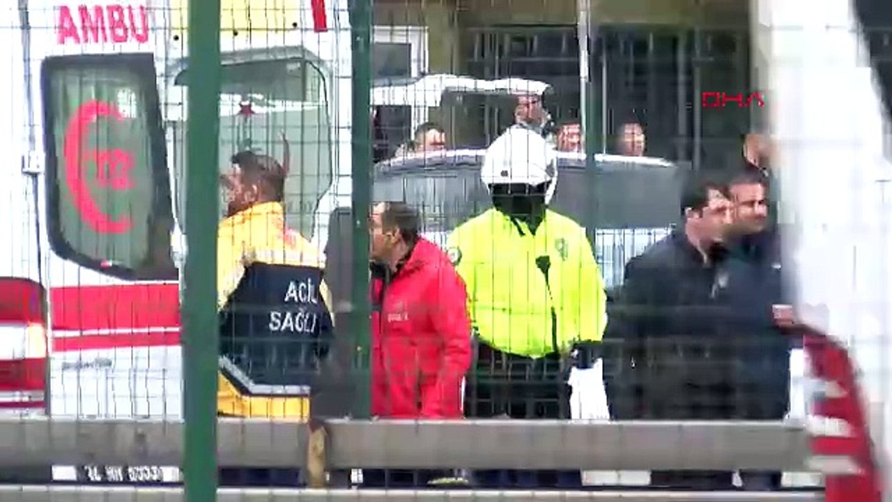 Metrobüs yolunda akılalmaz kaza: Rögar kapağı kapıyı kırdı; yolcu düştü