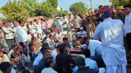 सीमेंट कम्पनियों के खिलाफ 11 गांवों के किसान हुए लामबंद, कलक्ट्रेट को घेरा