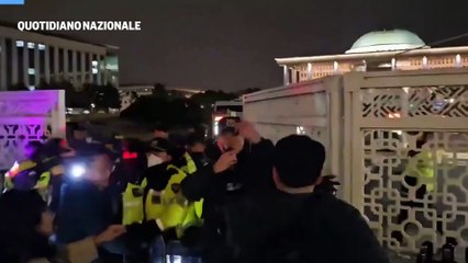 Legge marziale in Corea del Sud, la polizia blocca l'accesso al parlamento